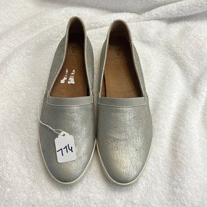 NWT FRYE SIZE 9.5 SLIP ON SHOES